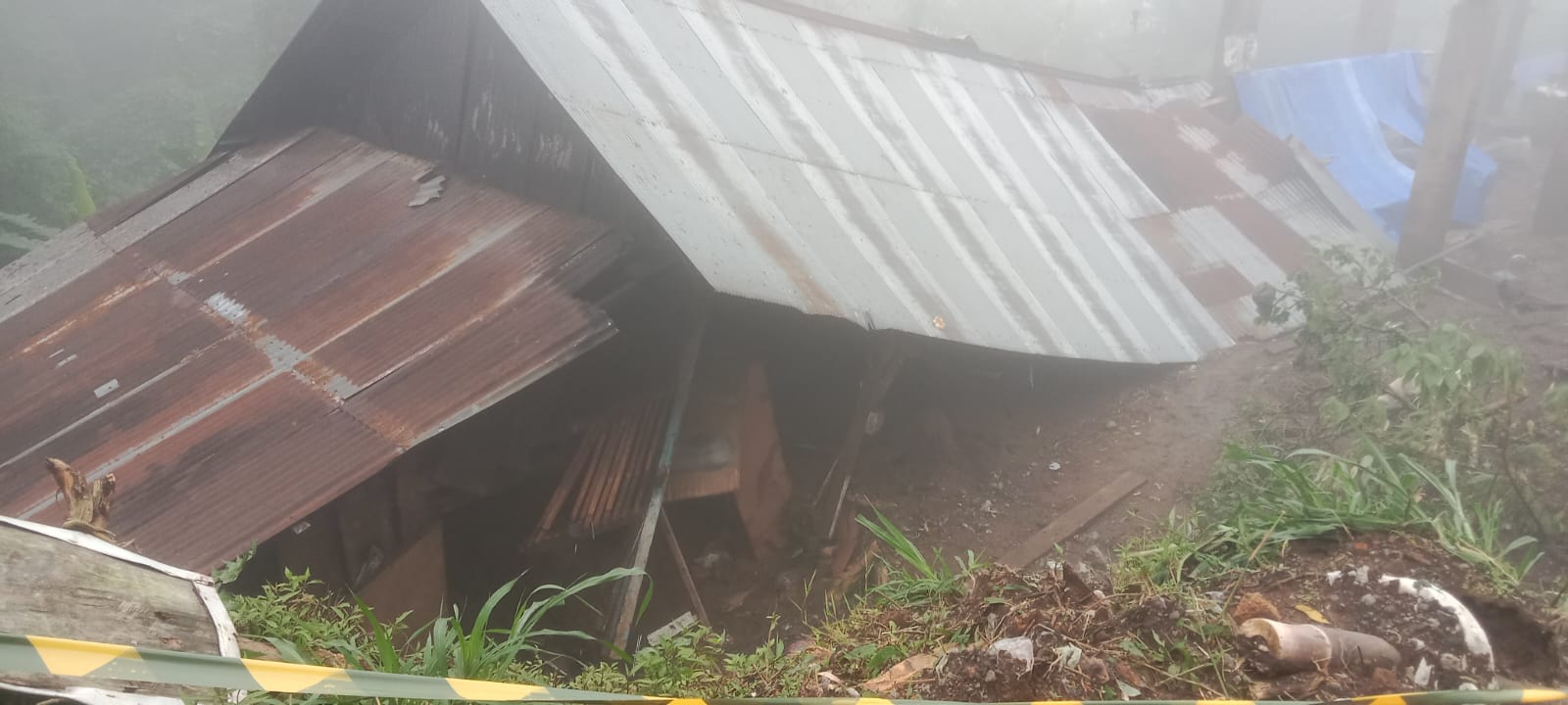 Rumah dan warung milik warga yang terdampak longsoran proyek Turyapada Tower.