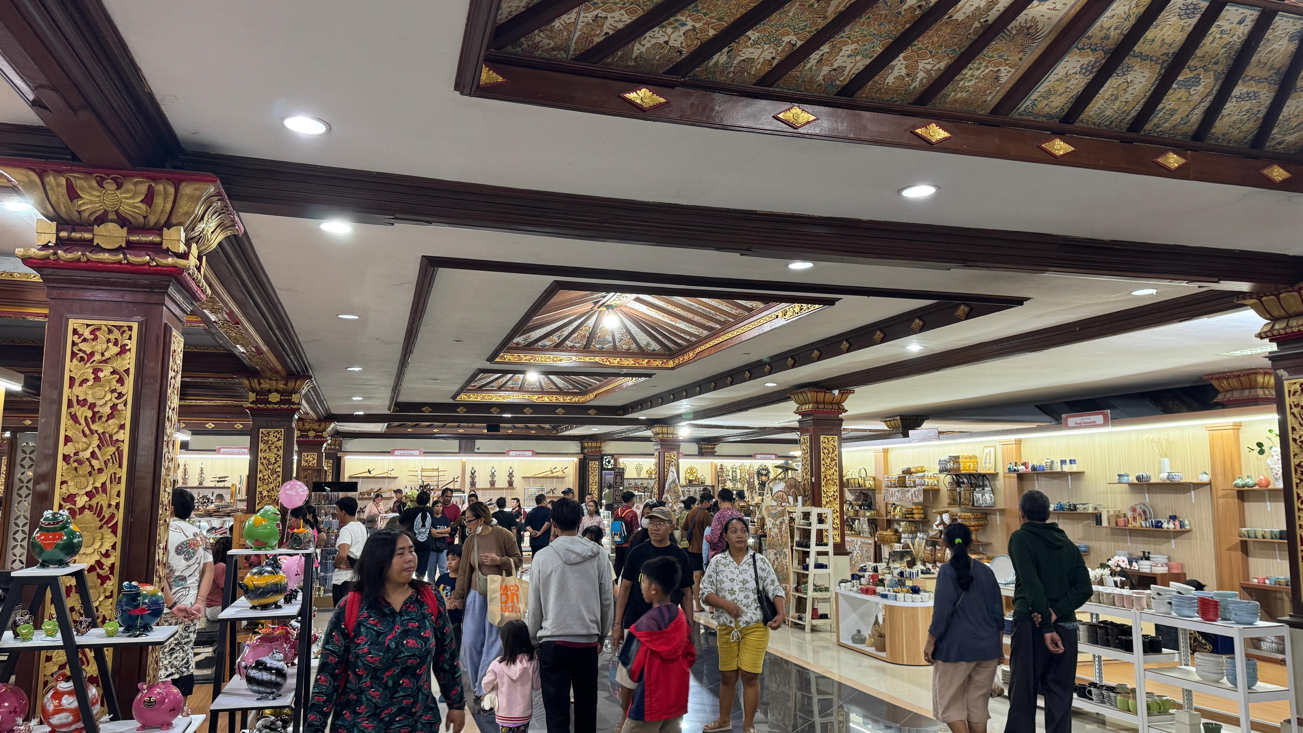 ANTUSIAS: Antusias pengunjung di Pameran IKM Bali Bangkit