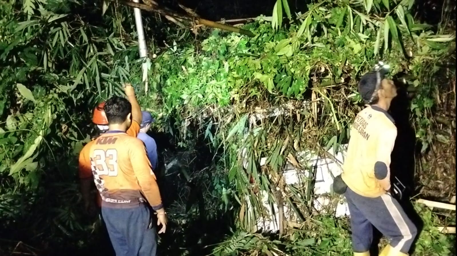 EVAKUASI: Evakuasi bencana tanah longsor yang disertai tumbangnya serumpun bambu di jalur Jasan&ndash;Timbul, Desa Sebatu, Tegallalang.
