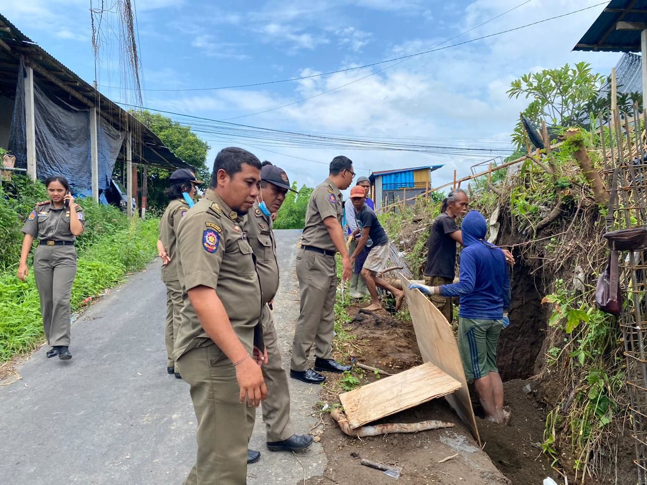 Satpol PP Klungkung menindaklanjuti laporan warga soal material bangunan menutup saluran air di di Jalan Dahlia, Semarapura Kelod, Klungkung, Selasa (13/1/2026).