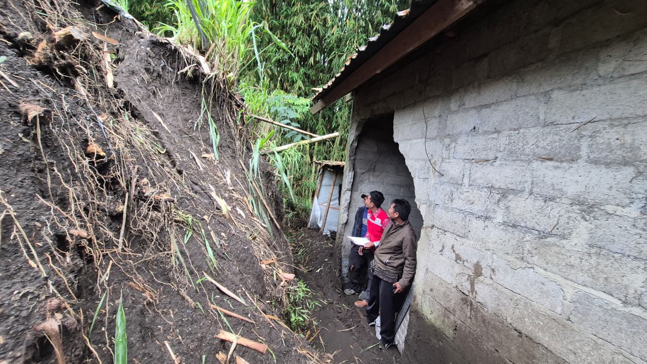 Rumah Made Gunawan di Banjar Ngalaan, Desa Songan, Kecamatan Kintamani diterjang longsor, Senin (12/1/2026).