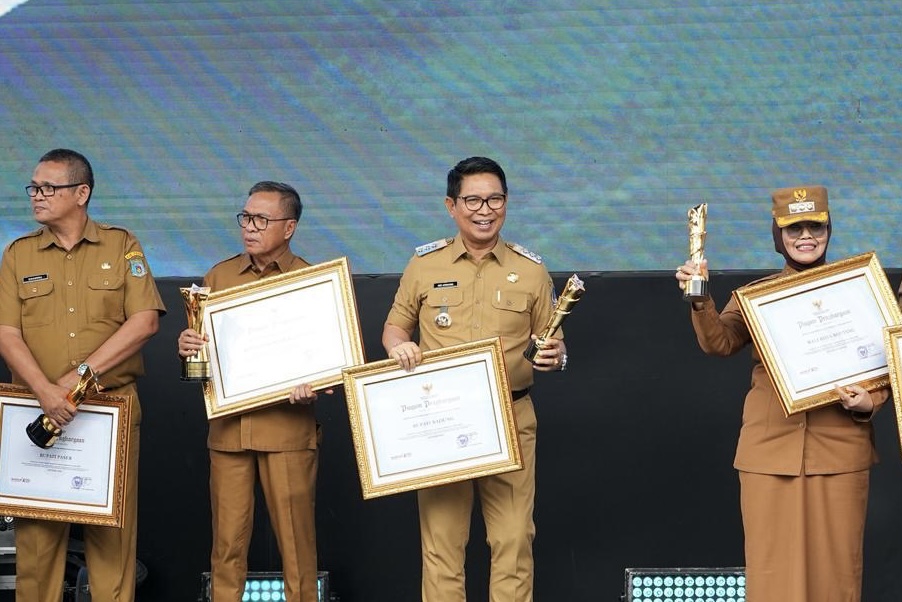 Bupati Adi Arnawa menerima Penghargaan Upakarya Wanua Nugraha Tahun 2025 dari Kemendagri saat Puncak Peringatan Hardesnas Tahun 2026 di Lapangan Desa Butuh, Kabupaten Boyolali, Jawa Tengah.