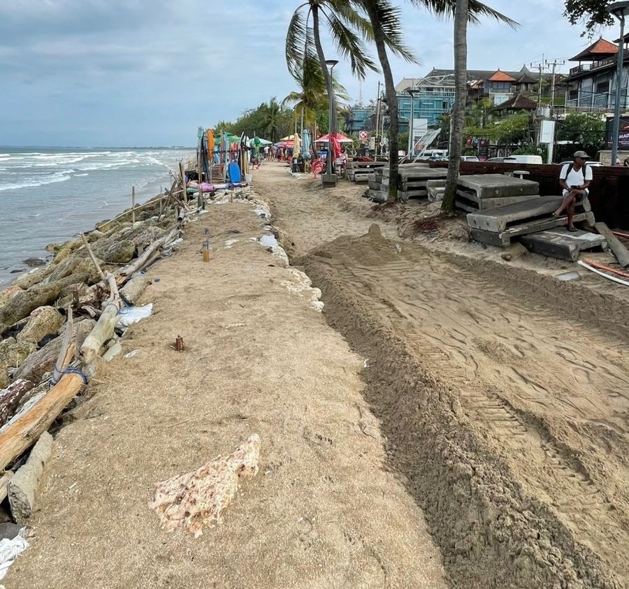 Salah satu titik penataan pasir di Pantai Kuta yang  mulai dilakukan Dinas PUPR Badung.