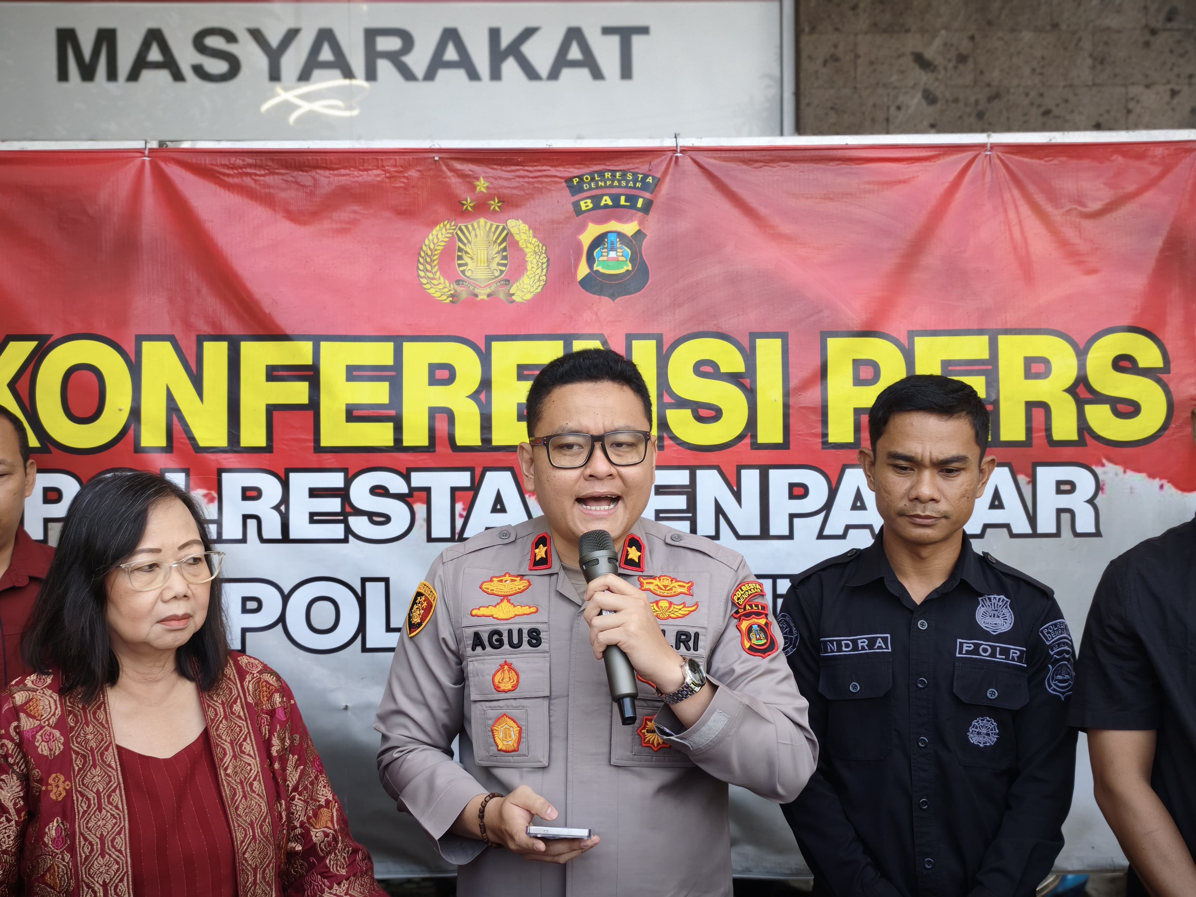Kapolsek Kuta Kompol Agus Riwayanto Diputra (tengah) bersama dr. Lely Setyawati menjelaskan kondisi kejiwaan pelaku perusakan rumah. (Bali Express/I Gede Paramasutha)