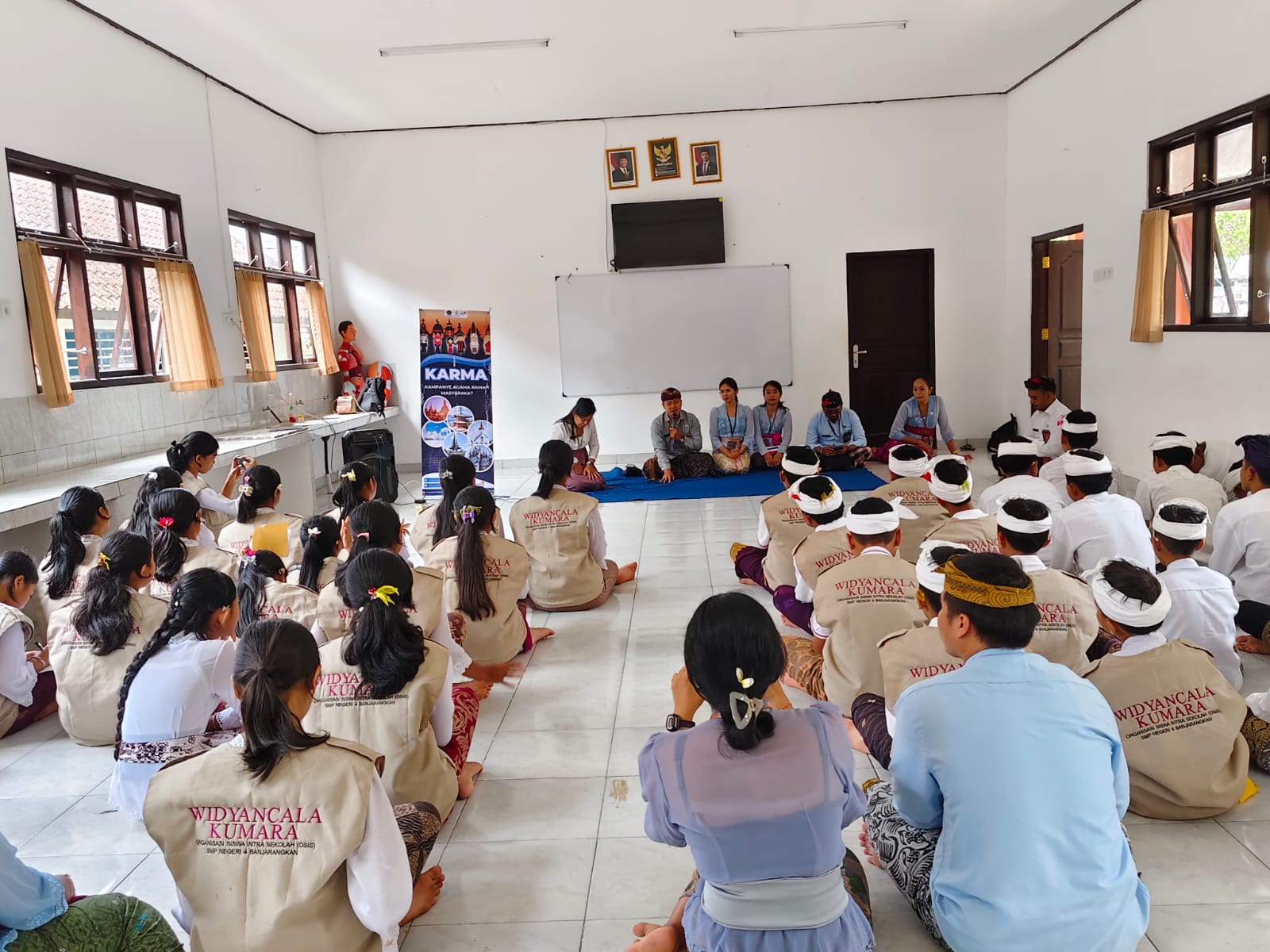PENYULUHAN : Penyuluhan keagamaan di di SMPN 4 Banjarangkan.
