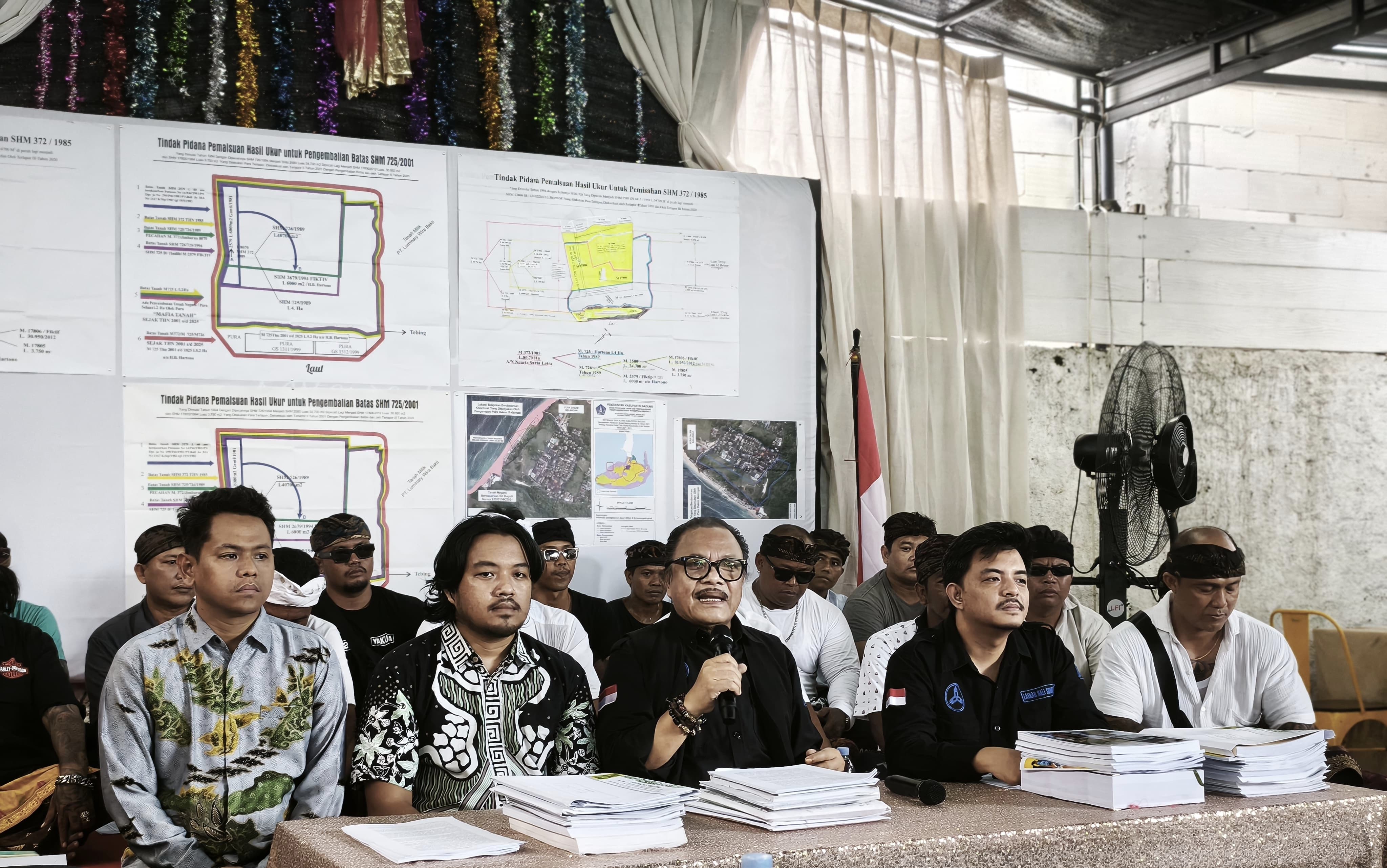Advokat Harmaini Idris Hasibuan bersama Tim Kuasa Hukum dan Pengempon Pura Dalem Balangan. (Bali Express/I Gede Paramasutha)
