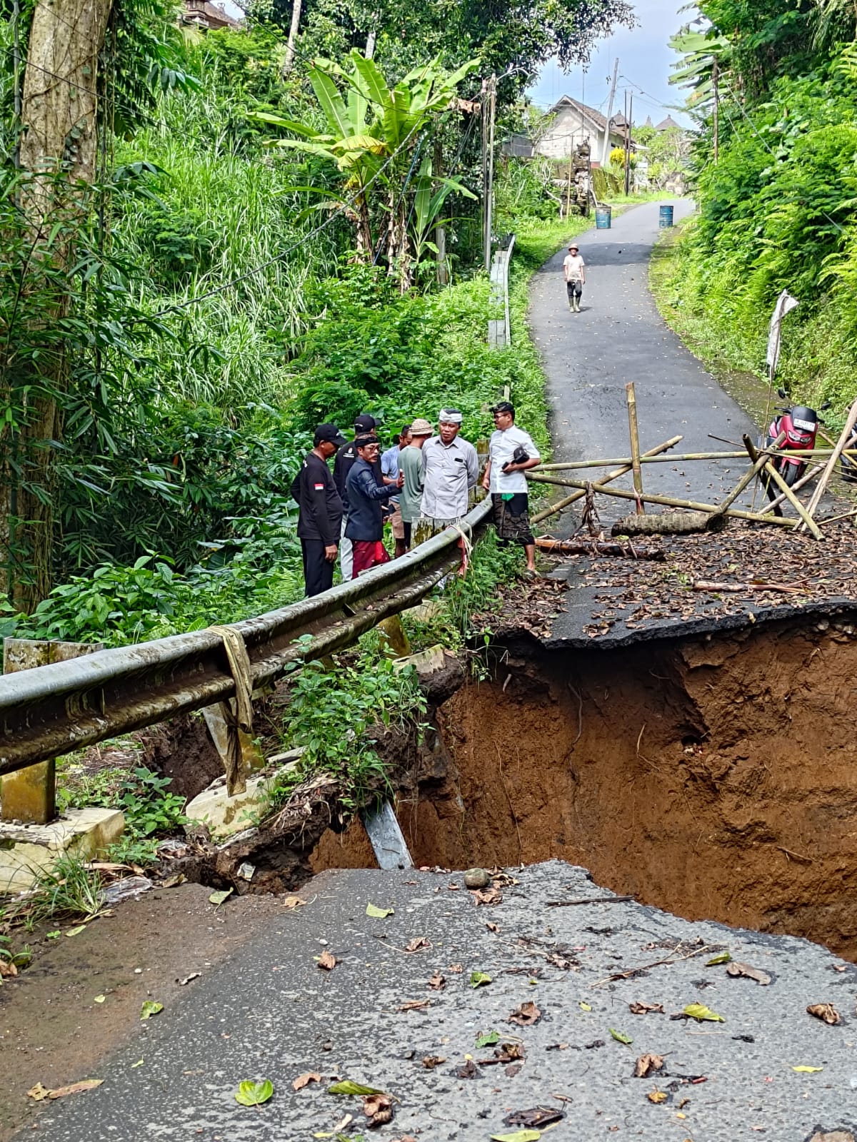 DPRD Bangli meninjau jalan putus di Banjar Penatahan&ndash;Banjar Juwuk Bali, Desa Susut, Kecamatan Susut, Kamis (15/1/2026).