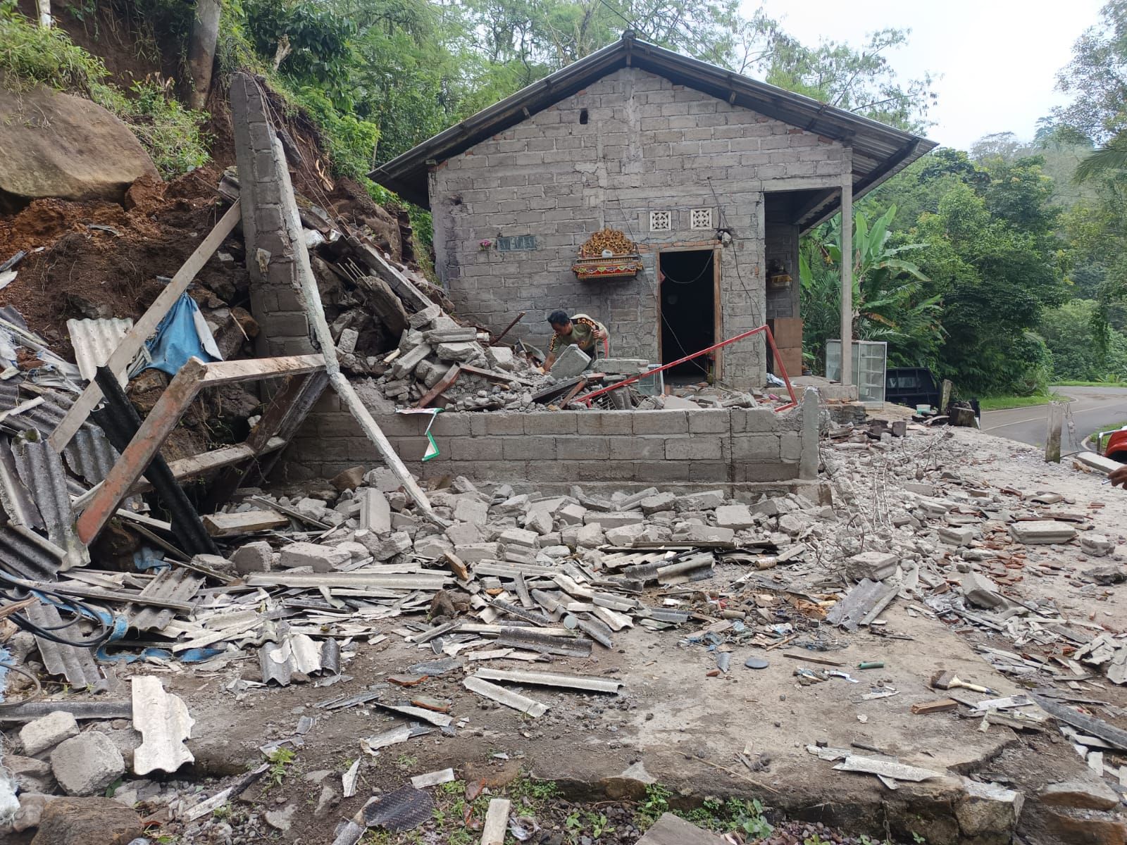 Rumah di Desa Pucaksari, Kecamatan Busungbiu, Kabupaten Buleleng, diterjang longsor, Kamis (15/1/2026).  &nbsp;
