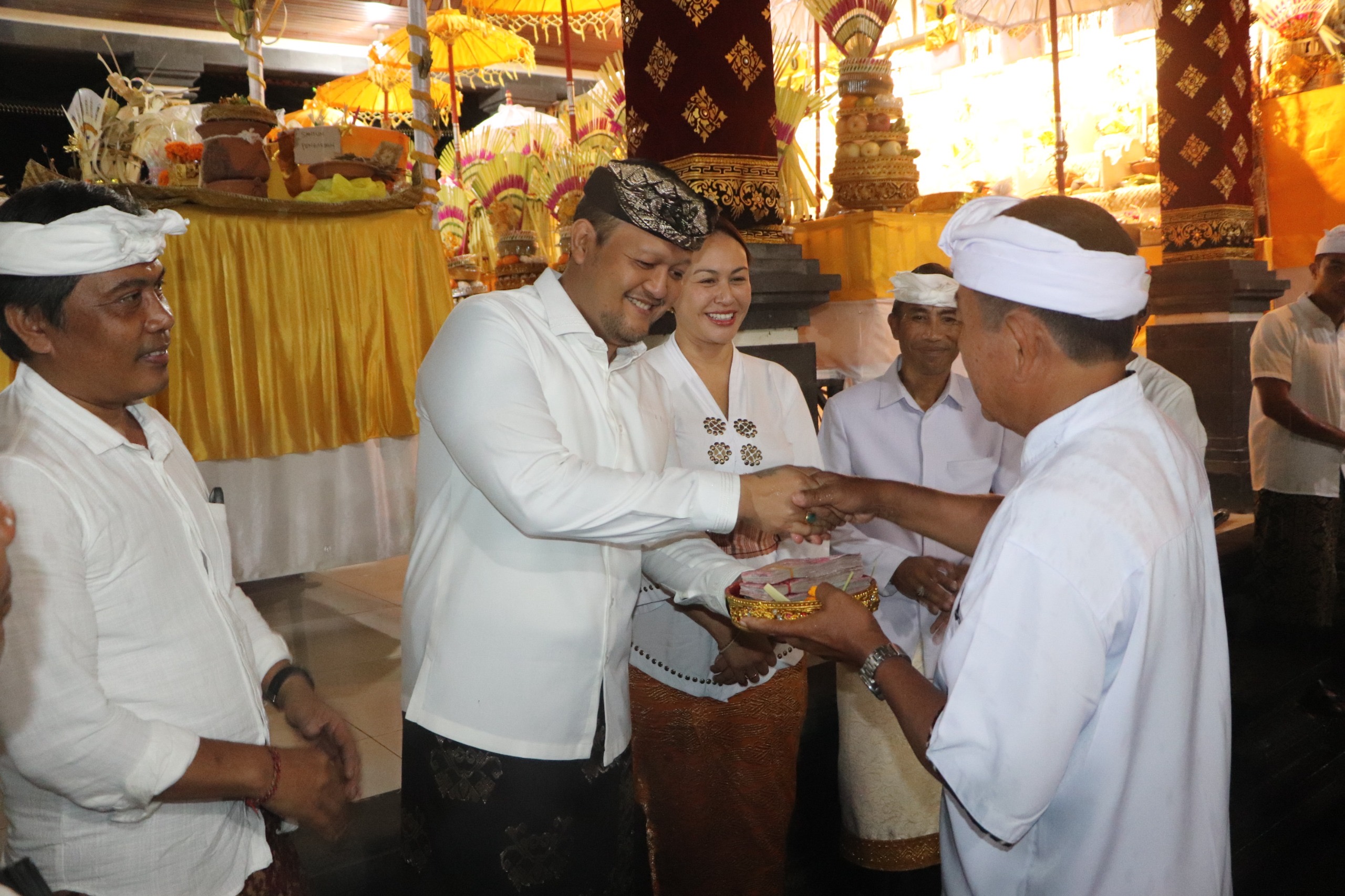 Wabup Bagus Alit Sucipta, didampingi Nyonya Yunita Alit Sucipta, menghadiri rangkaian Karya Atma Wedana yang dilaksanakan krama Banjar Tanggayuda, Desa Bongkasa, Kecamatan Abiansemal, Sabtu (17/1).