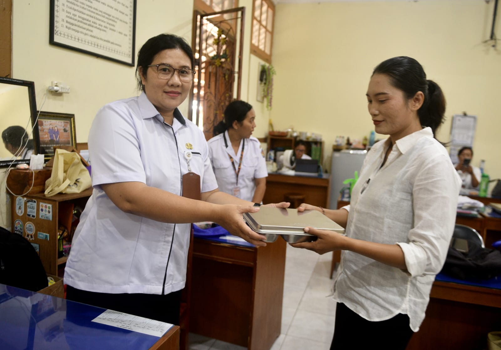 Salah satu guru di SMPN 1 Denpasar yang menerima program MBG