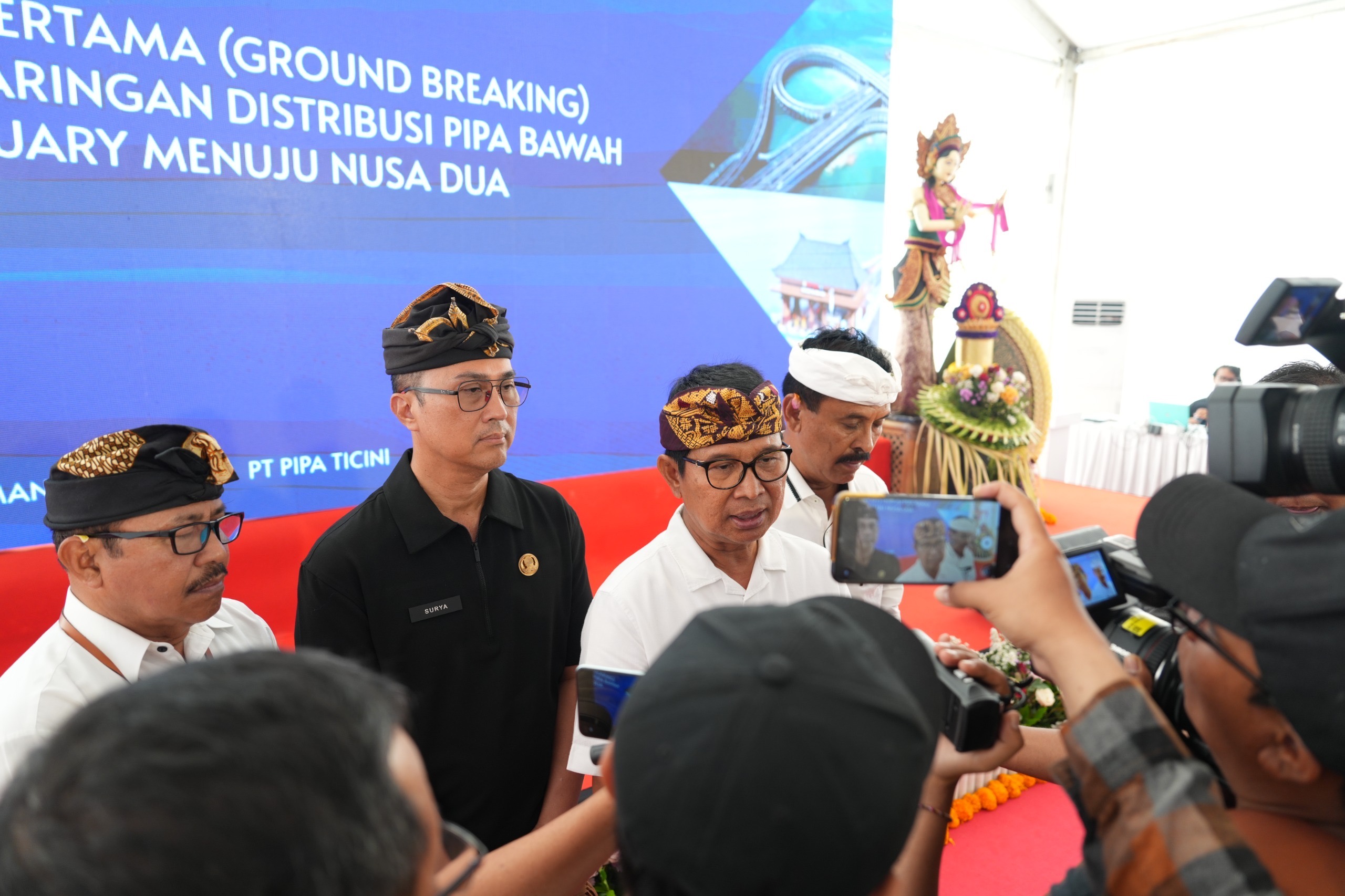 Bupati Adi Arnawa saat saat menyampaikan penanganan masalah penyaluran air bersih di Wilayah Badung Selatan.