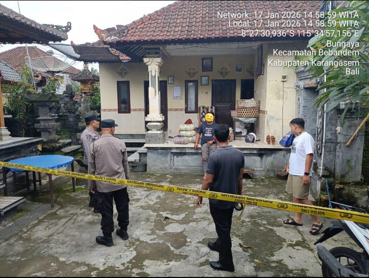 Polisi mendatangi rumah dilempari batu di Bebandem, Karangasem, gara-gara gigitan anjing.