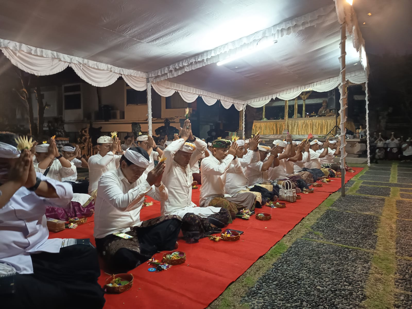 SIWARATRI : Pelaksanaan hari suci Siwaratri di Padmasana Pemkab Gianyar, Sabtu (17/1) malam.