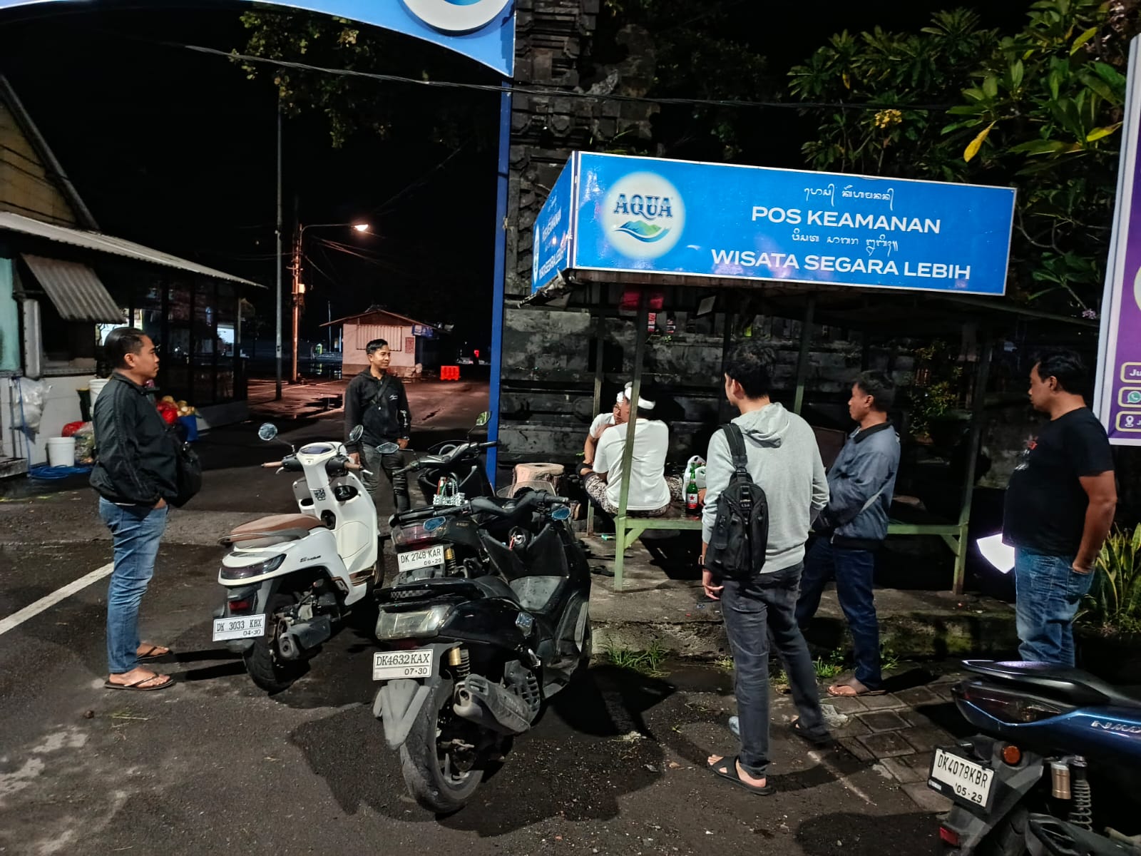 PATROLI : Personel Polsek Gianyar melaksanakan patroli malam.