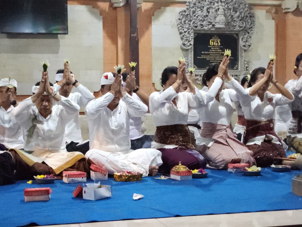 Bupati Bangli Sang Nyoman Sedana Arta sembahyang Siwaratri di Pura Kehen, Bangli, Sabtu (17/1/2026).