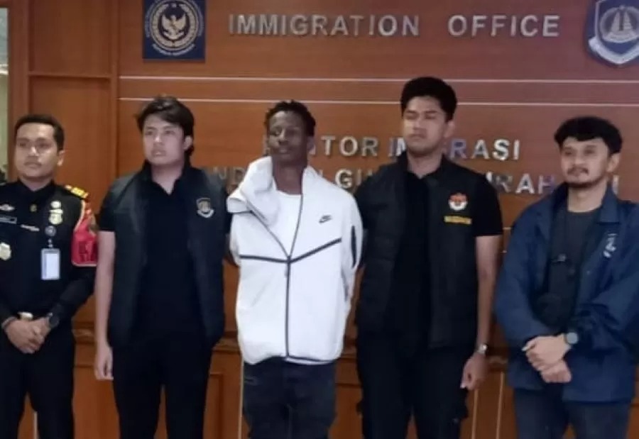 Pemuda AS bernama Anthony Jamar Prioleau, diamankan petugas Imigrasi Bandara Ngurah Rai, Bali, Sabtu (17/1/2026) istimewa/radarbali.id