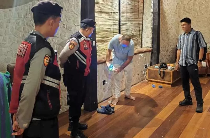 Petugas mendatangi vila tempat tinggal WNA di Desa Keliki, Gianyar. (istimewa)