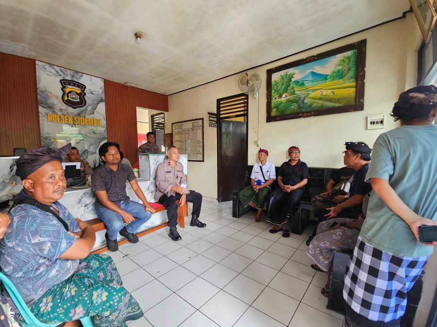 Pangempon Pura Dalem Hyang Taluh mendatangi Polsek Sidemen, Sabtu (17/1/2026).