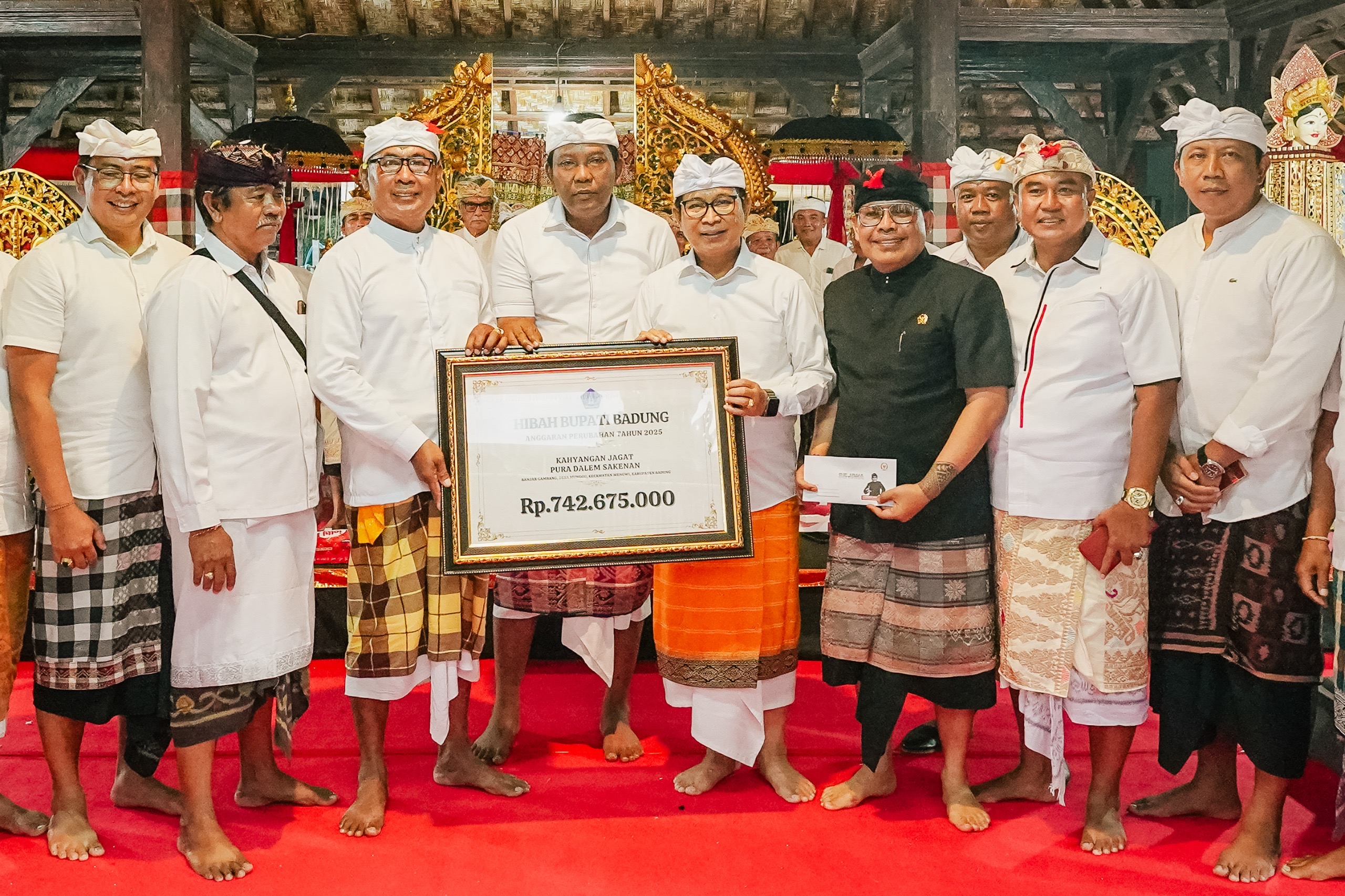 Bupati Adi Arnawa saat menghadiri prosesi sakral Karya Ngerehan Ida Bhatara Ratu Bagus Kahyangan Jagat di Pura Dalem Sakenan Munggu, Kecamatan Mengwi, Minggu (18/1).