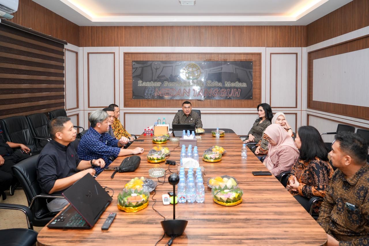 Wamen Ossy Monitoring Kesiapan WBBM hingga Serahkan Sertipikat kepada Masyarakat