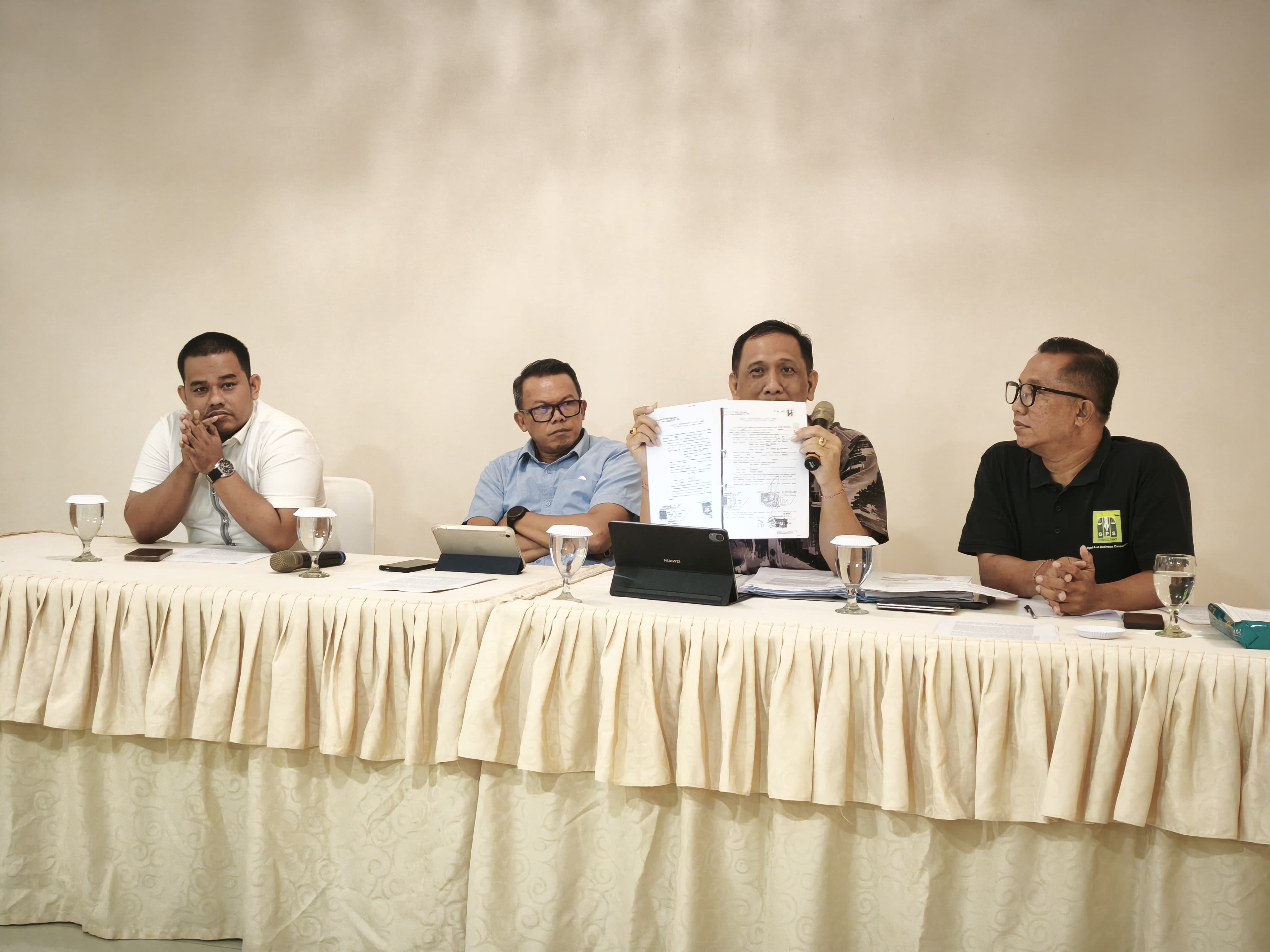 Kakanwil BPN Bali I Made Daging didampingi Kuasa Hukum Gede Pasek Suardika (GPS) dalam konferensi pers, Minggu (18/1). (Bali Express/I Gede Paramasutha)