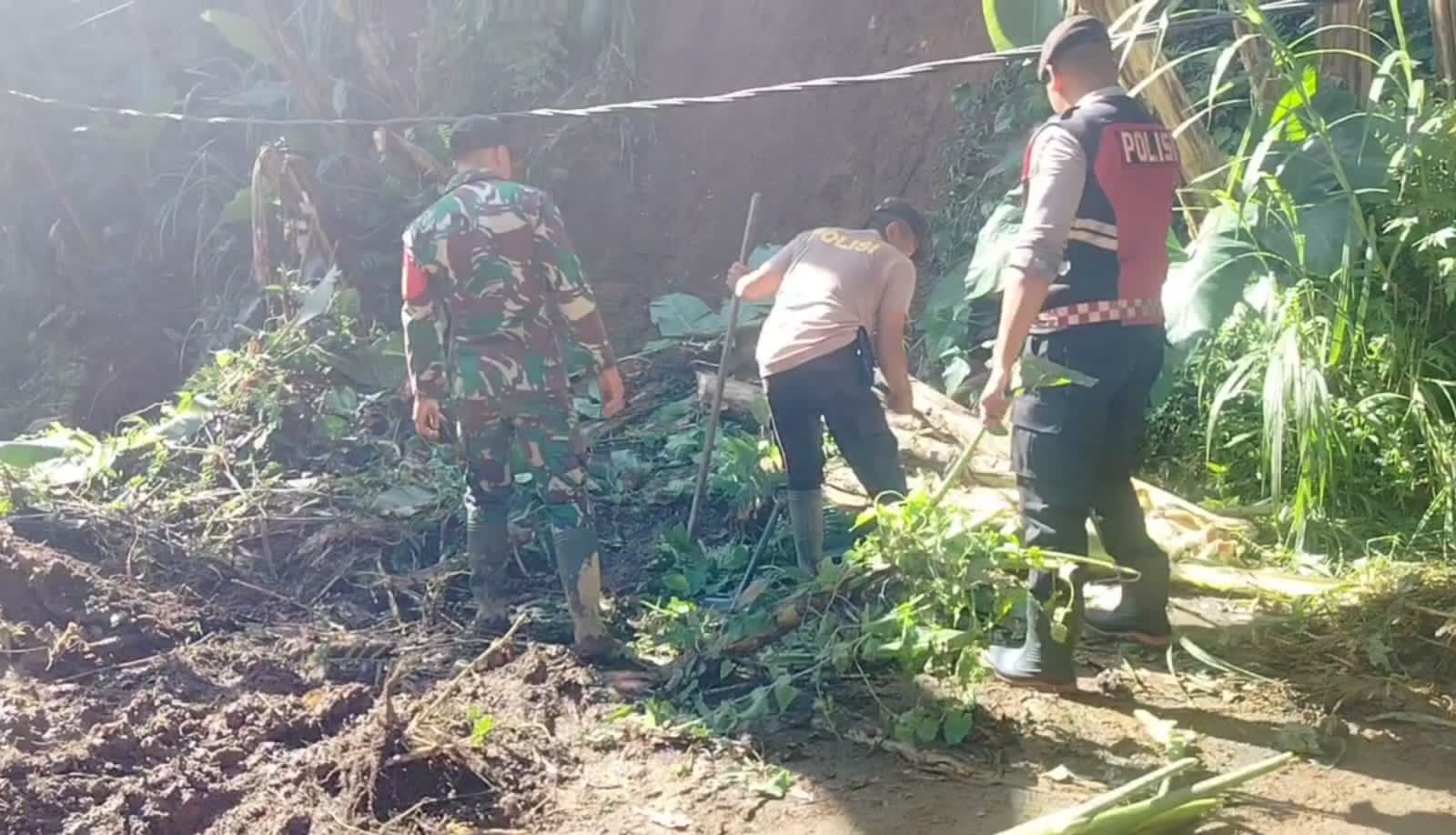 LONGSOR : Jalan menuju Banjar Tebuana, Desa Taro, Kecamatan Tegallalang, Kabupaten Gianyar, longsor.