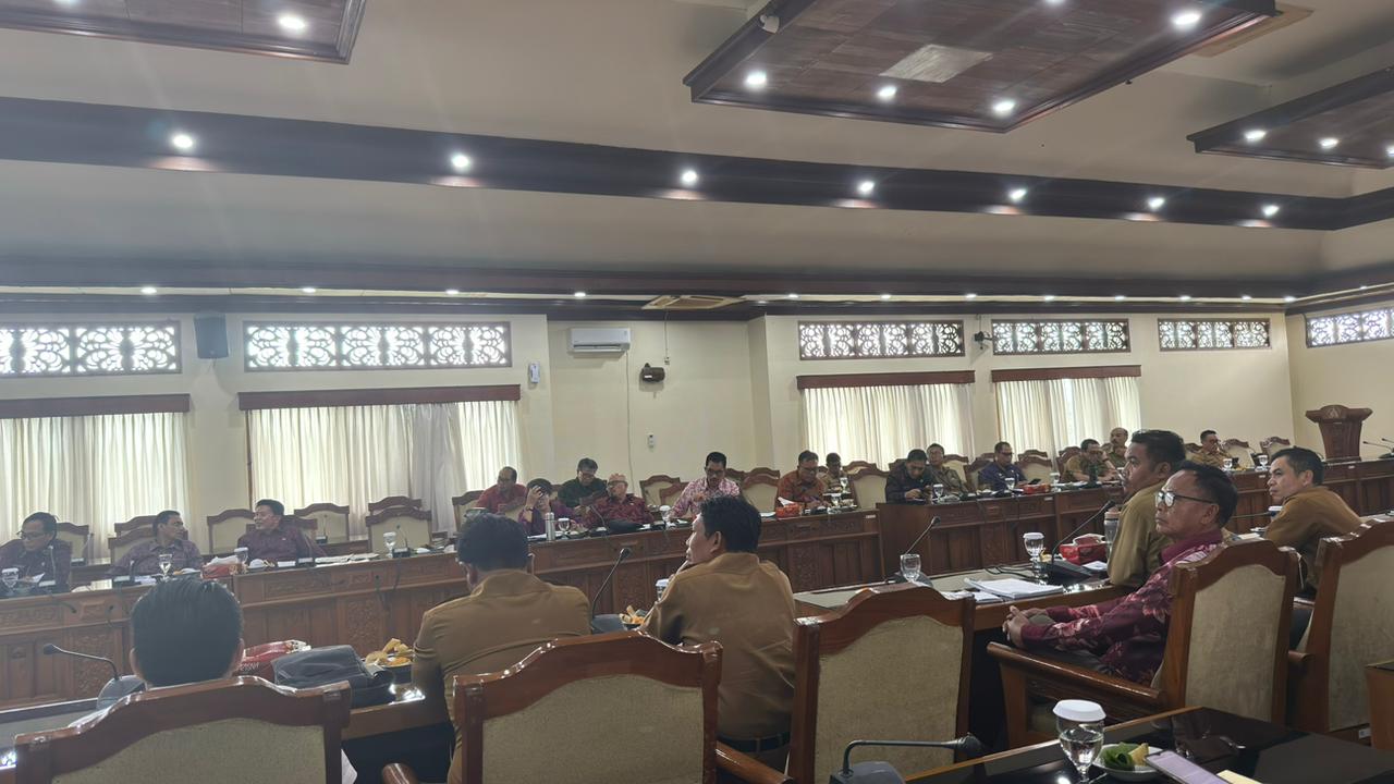 RAPAT: Komisi I DPRD Provinsi Bali menggelar Rapat Dengar Pendapat (RDP) yang berlangsung di Ruang Rapat Gabungan Lantai III Gedung DPRD Bali, Senin (19/1).