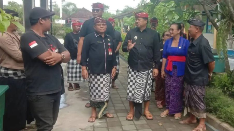 Wakil Bupati Tabanan, I Made Dirga saat melakukan peninjauan sekolah rusak di SDN 3 Abiantuwung, Kecamatan Kediri.