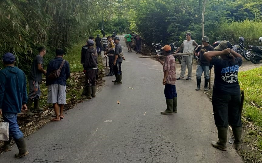 Warga Besakih Kawan menolak truk Galian C melintas di jalan permukiman.