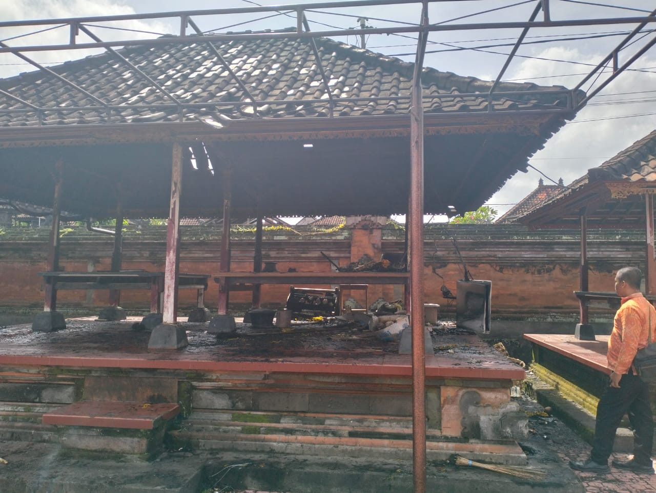 RUSAK : Kondisi Balai Piyasan Pura Puseh Abianbase, Gianyar pasca alami kebakaran, Selasa (20/1).