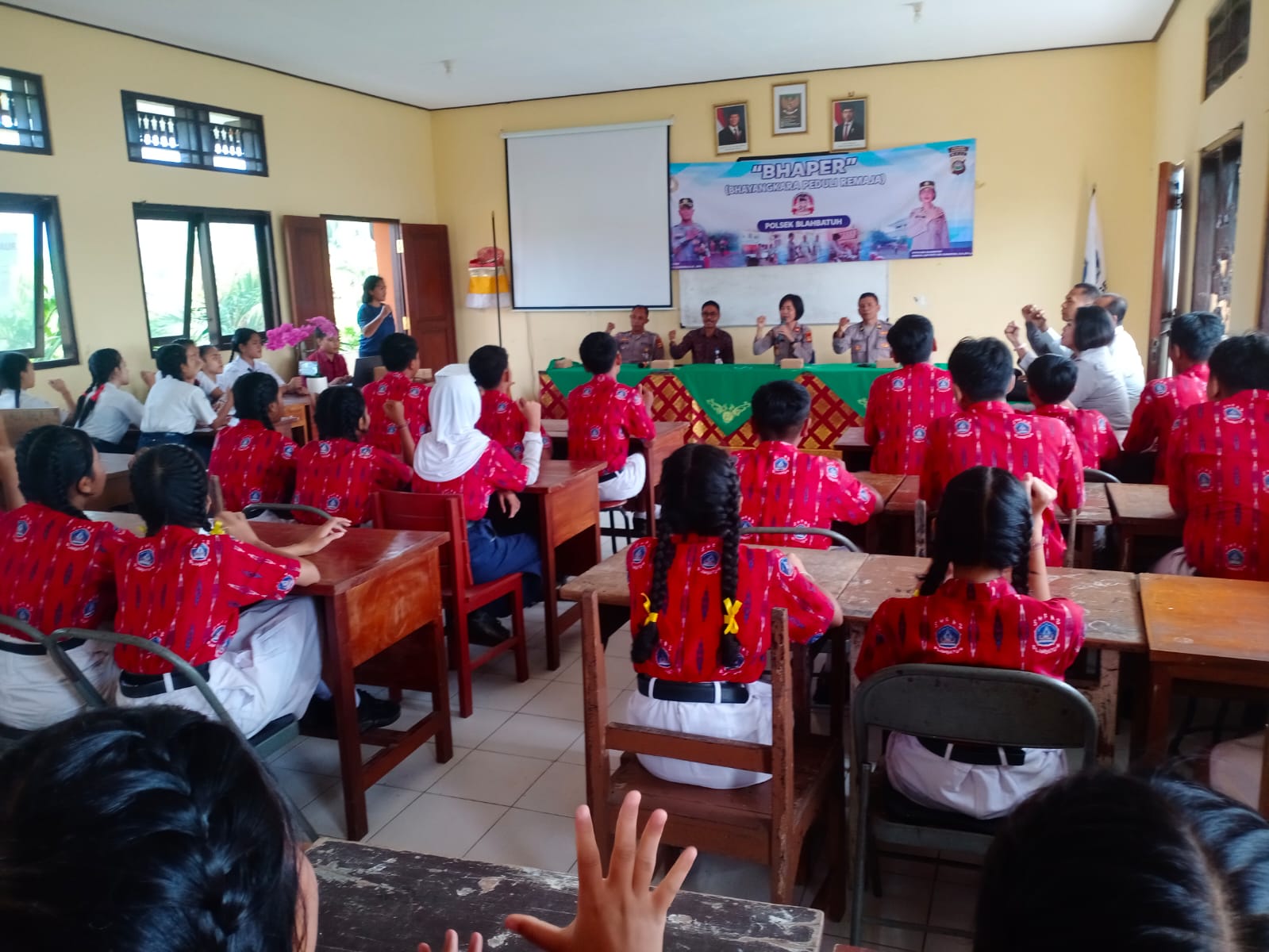 SOSIALISASI : Pembinaan terhadap generasi muda, Polsek Blahbatuh di SMPN 2 Blahbatuh.