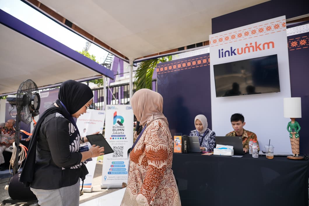 LinkUMKM merupakan platform digital BRI yang dirancang sebagai ekosistem pemberdayaan UMKM untuk mendukung kenaikan kelas usaha melalui pendekatan yang sistematis dan berkelanjutan