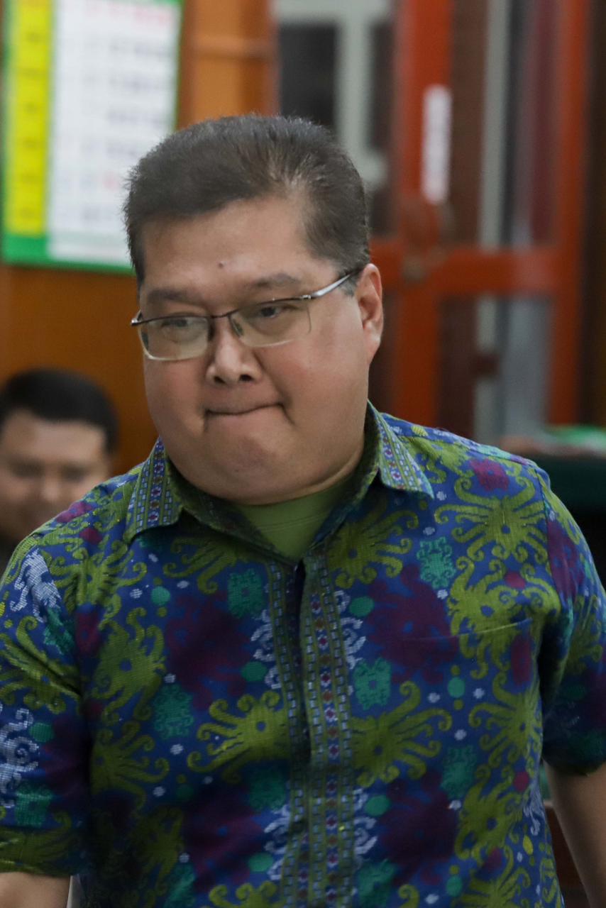 Dosen Universitas Airlangga Bambang Sugeng Ariadi Subagyono menghadiri sidang sengketa kepemilikan PT Dharma Nyata Press di Pengadilan Negeri Surabaya kemarin (20/1/2026).