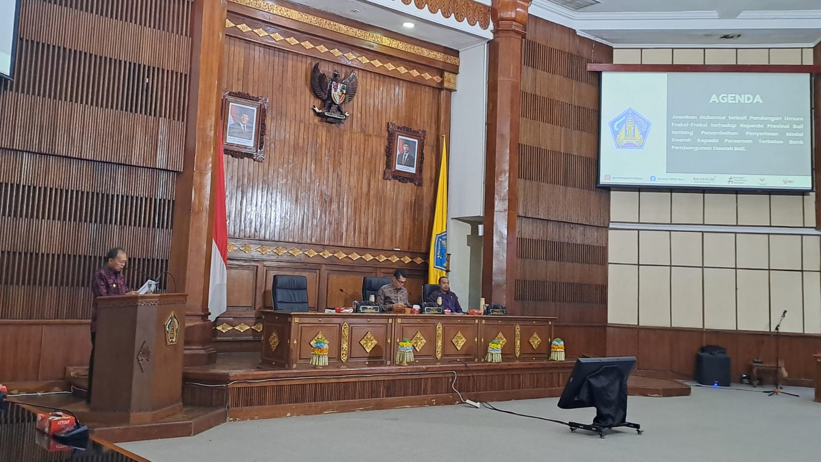 ABSENSI: Rapat Paripurna DPRD Bali yang berlangsung di Kantor Gubernur Bali, Selasa (20/1)