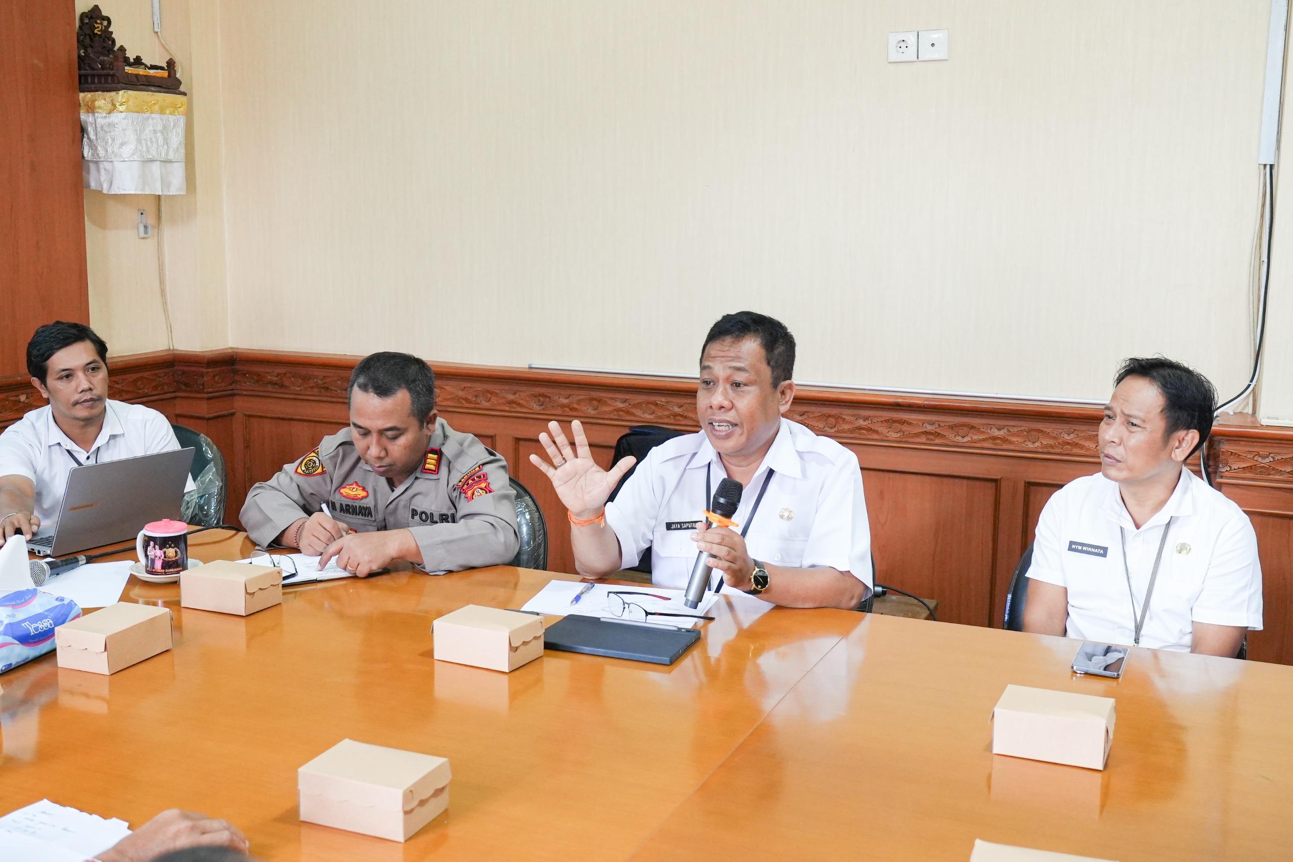 Kepala Diskominfo Kabupaten Badung, I Gusti Ngurah Gede Jaya Saputra saat menghadiri Rapat Koordinasi Pengamanan Tukad Bangkung yang digelar di Kantor Camat Petang, Rabu (21/1).
