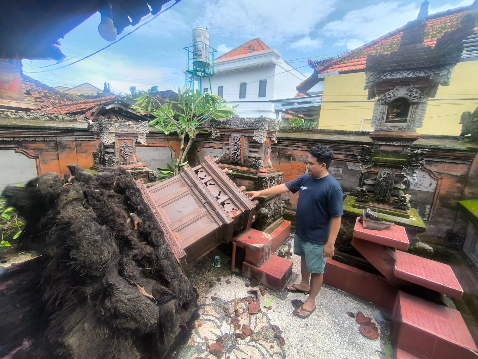 Kondisi merajan di salah satu rumah warga Desa Sidakarya, Denpasar Selatan yang mengalami kerusakan akibat puting beliung, Rabu (21/1).