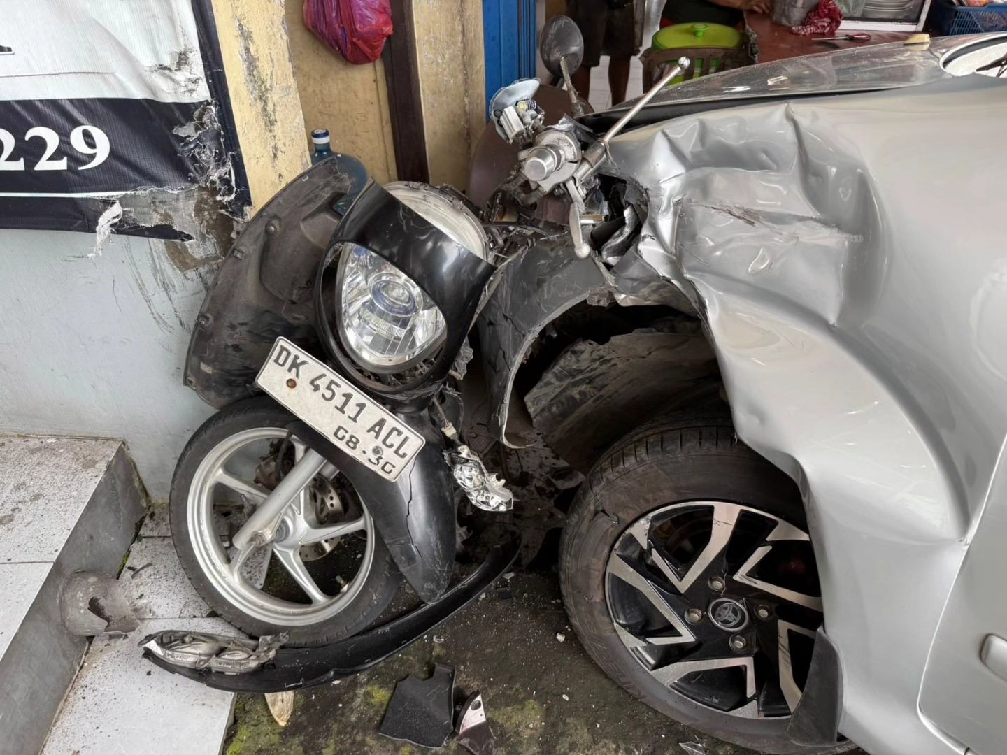 Xenia seruduk Scoopy hingga ringsek di dekat Terminal Bajera, Tabanan,&nbsp; Senin (19/1/2026).