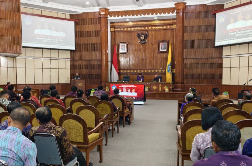TUNTAS: Rapat Paripurna DPRD Bali di Kantor Gubernur Bali, Rabu (21/1).