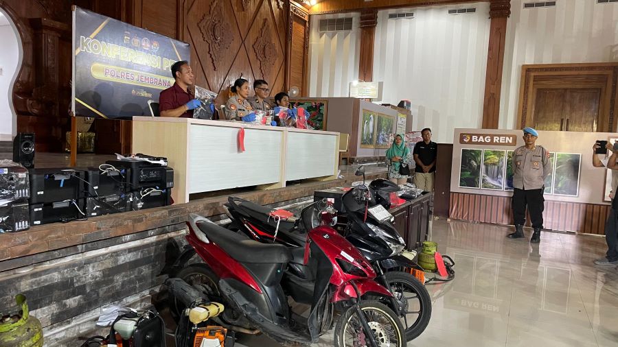 Kapolres Jembrana AKBP Kadek Citra Suparwati saat konferensi pers pengungkapan kasus spesiali pencurian sekolah di Gedung Auditorium Jembrana, Selasa (20/1/2026).