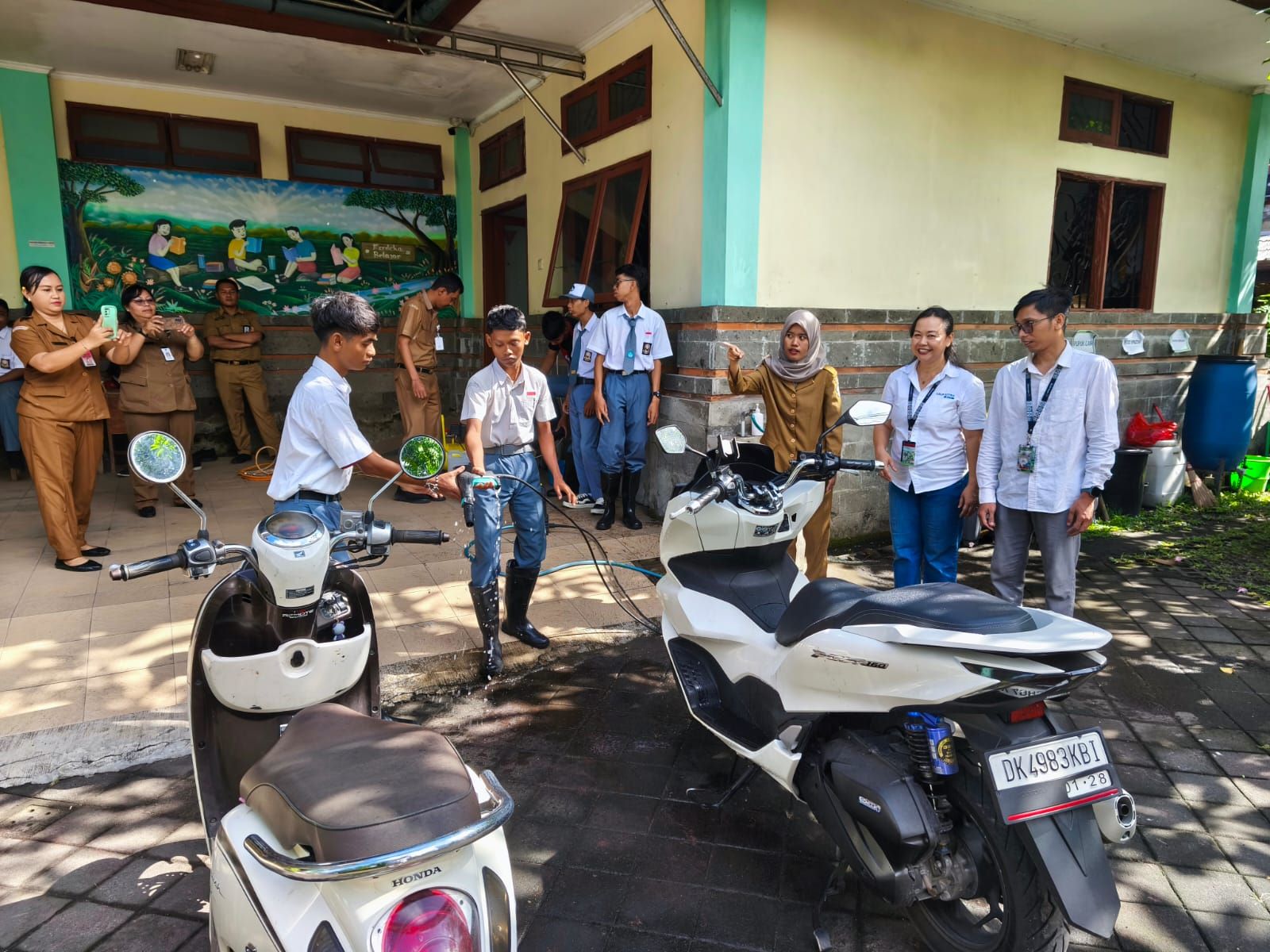 Astra Motor Bali dukung kompetensi melalui edukasi cuci motor di SLB Negeri 3 Denpasar.