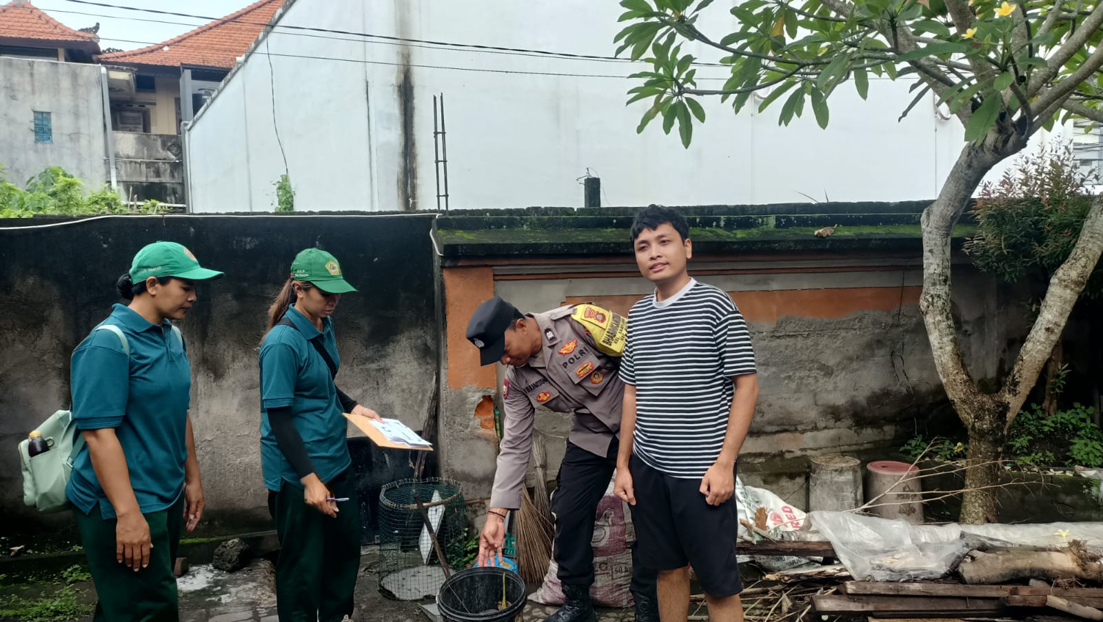 EDUKASI : Edukasi pemilahan sampah.