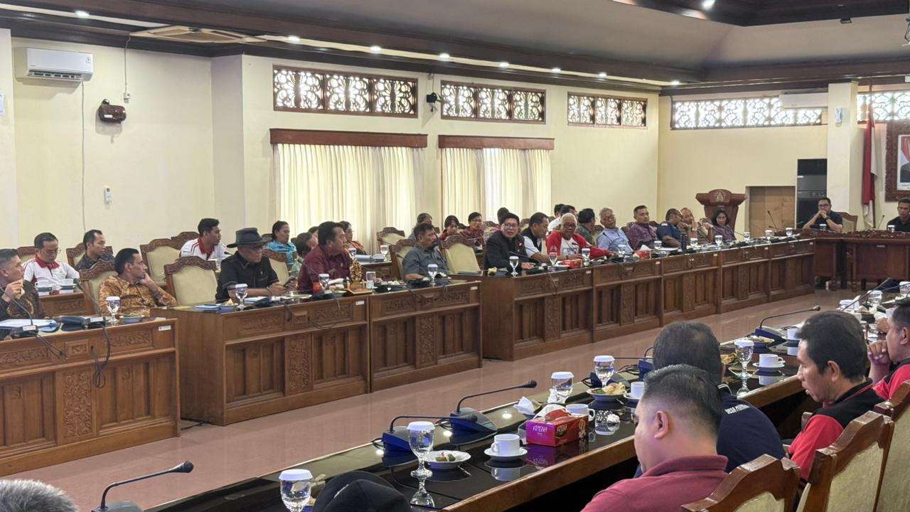 SEGEL: Rapat Dengar Pendapat (RDP) yang digelar di Ruang Rapat Gabungan DPRD Bali, Jumat (23/1)