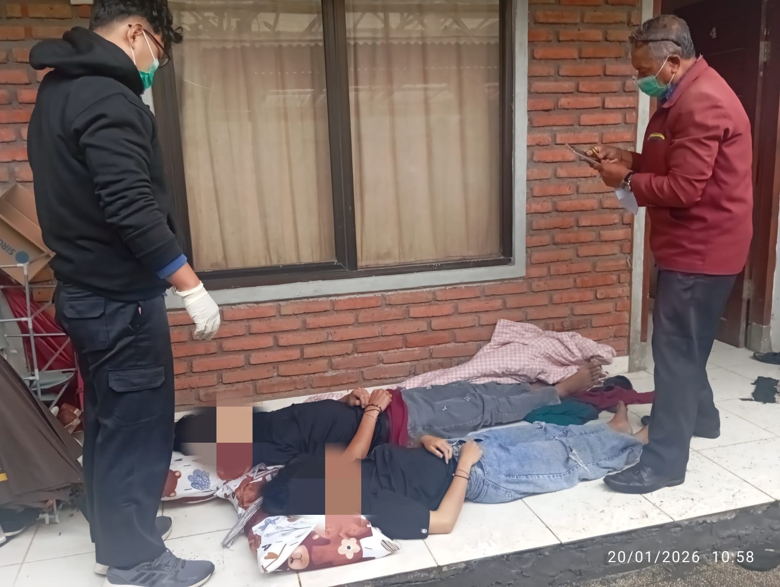 Dua jenazah pria dan wanita yang ditemukan dalam kamar kos di desa Pancasari, Buleleng.