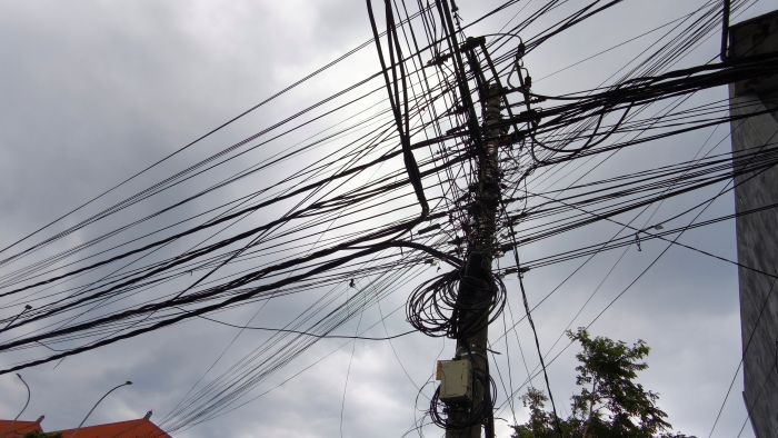 Kabel-kabel semrawut yang terpasang di seputar Kota Singaraja.