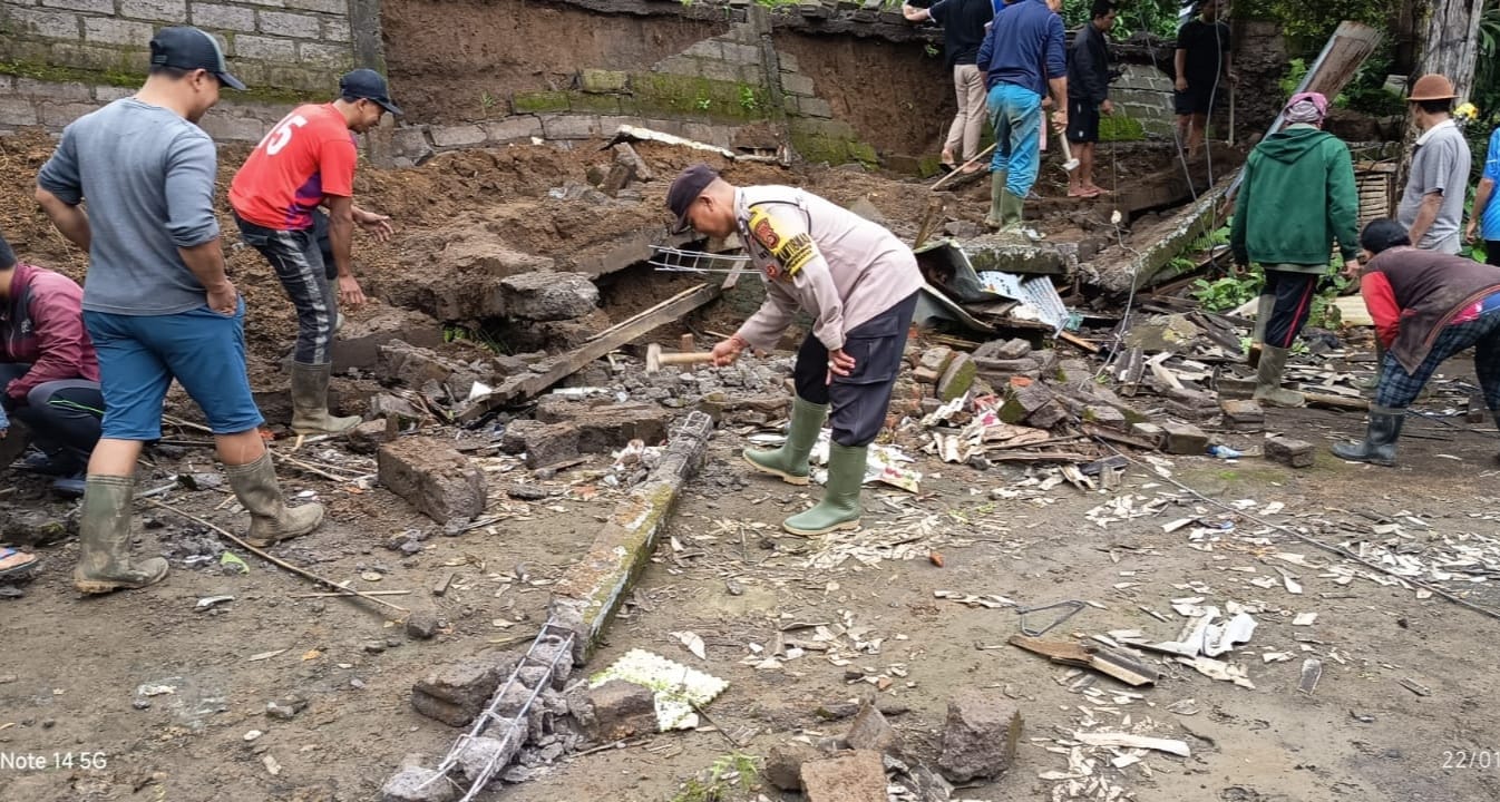 Upaya pembersihan material longsoran di Desa Mengening, Buleleng.