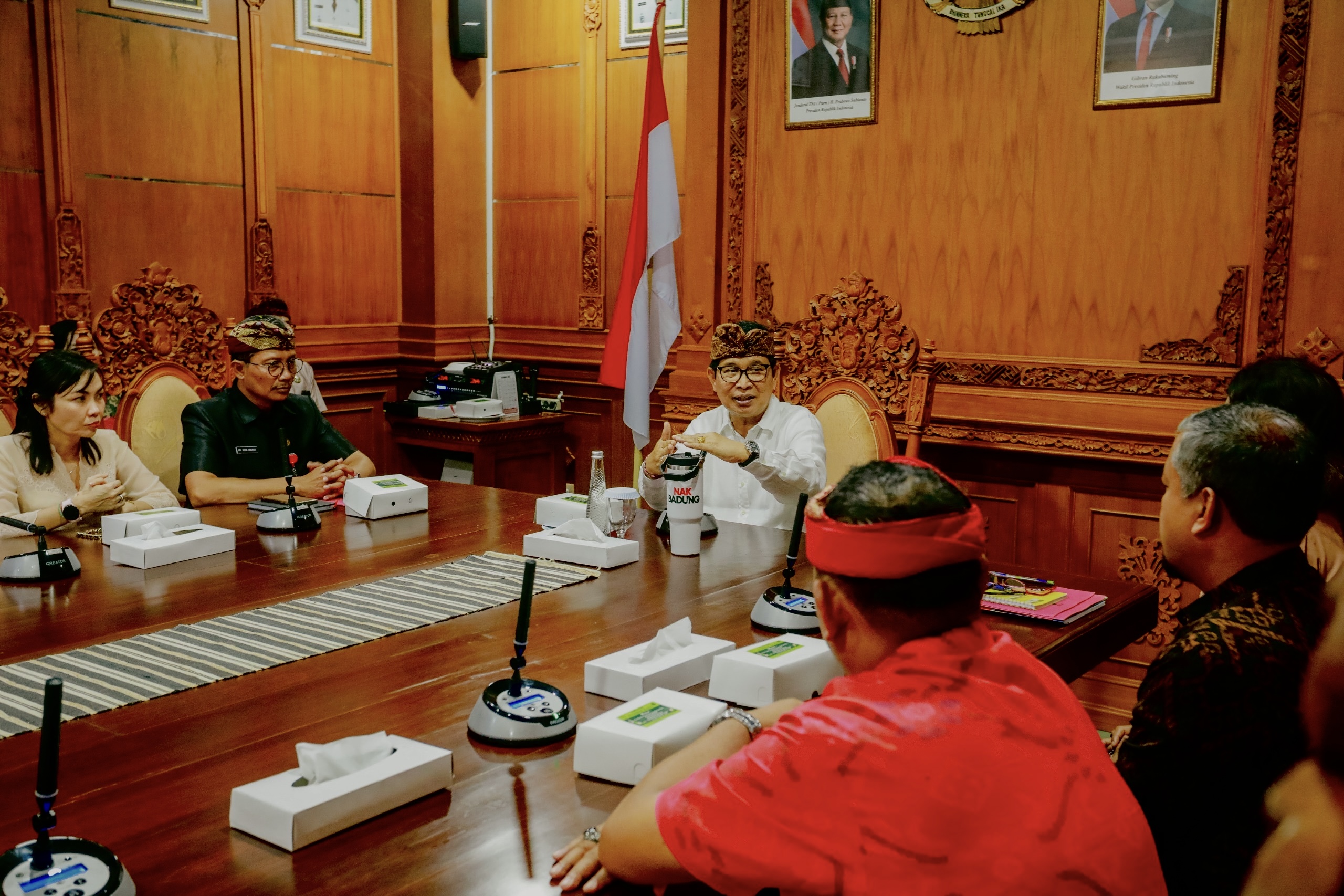 Bupati Adi Arnawa saat menerima Panitia Seleksi Direksi sekaligus melaksanakan wawancara akhir calon Direksi di Puspem Badung, Kamis (22/1).