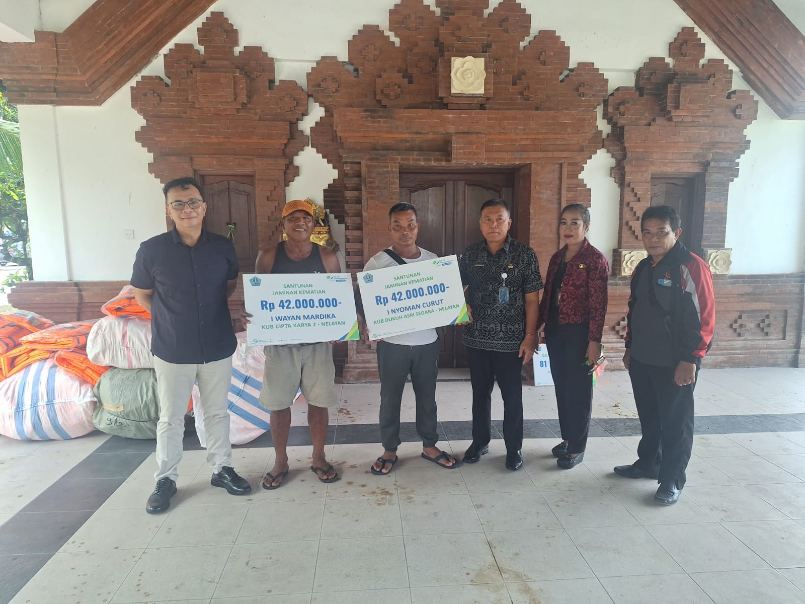 BPJamsotek Denpasar Serahkan Klaim JKM Kepada Dua Ahli Waris Nelayan
