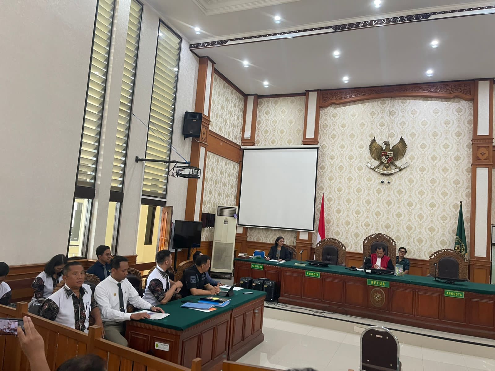 TUNDA: Hakim Ketut Somanasa menyatakan sidang praperadilan status tersangka Kakanwil BPN Bali Made Daging ditunda dua pekan kedepan. (Bali Express/I Gede Paramasutha)