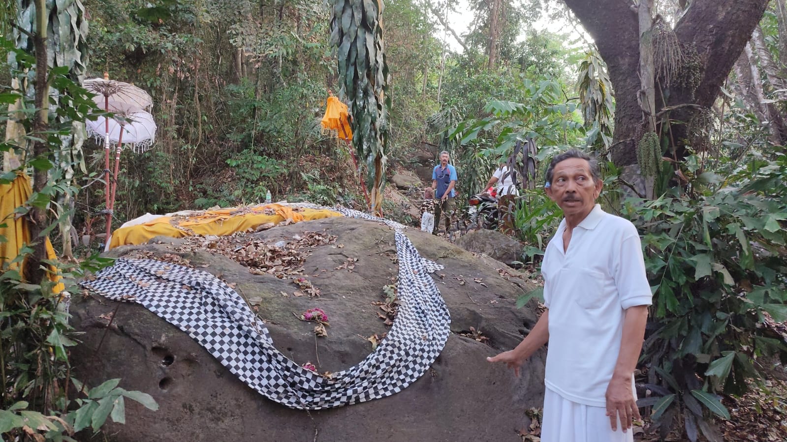 Pelinggih Batu Kasur yang berlokasi di pinggir jalan Selat-Wanagiri, Desa Selat, Kecamatan Sukasada, Buleleng sebagai tempat peristirahatan Ida Bhatara Dalem