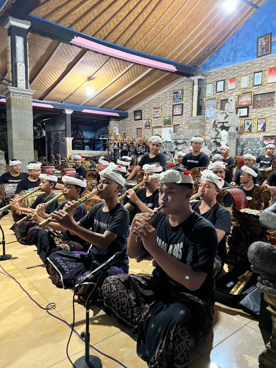Para penabuh muda dari Yayasan Seni Wahyu Semara Shanti